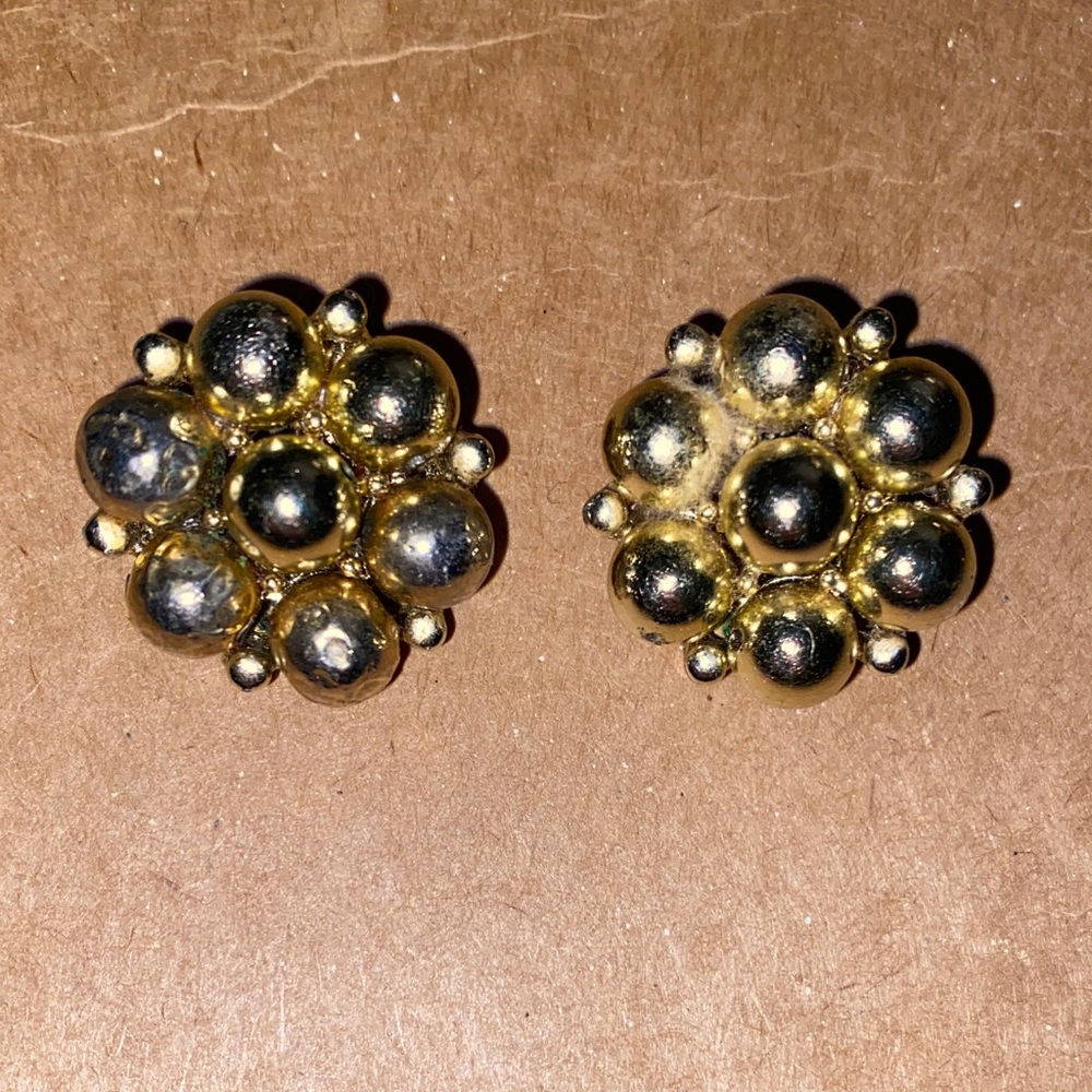 Vintage LISNER JEWELRY Gold Cluster Clip On Earrings